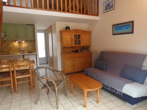 un salon avec un canapé et une table dans l'établissement Maison 5 pers avec cour, près de la plage et commerces, animaux acceptés - FR-1-540-222, à Notre-Dame-de-Monts
