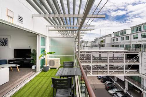 un balcone con tavolo e sedie su un edificio di Luxury Hideaway On Princes Wharf ad Auckland