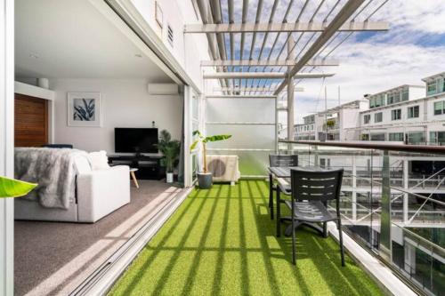 a balcony with green flooring in a bedroom at Luxury Hideaway On Princes Wharf in Auckland
