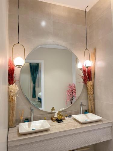 ein Badezimmer mit 2 Waschbecken und einem Spiegel in der Unterkunft نزل الراشد الفاخرة luxury in Abha