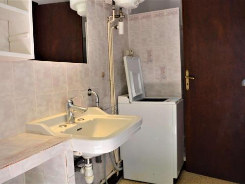 La salle de bains est pourvue d'un lavabo et d'un petit réfrigérateur. dans l'établissement Appartement 2 pièces avec terrasse, proche plage et centre-ville à Cavalaire-sur-Mer, parking inclus - FR-1-226B-19, à Cavalaire-sur-Mer