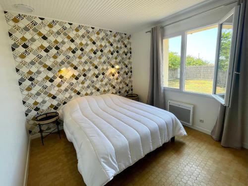 une chambre avec un lit blanc et une fenêtre dans l'établissement Maison contemporaine - 3 pièces - 700m plage et surf - Jardin privé, terrasse - Brétignolles-sur-Mer - FR-1-231-163, à Bretignolles-sur-Mer