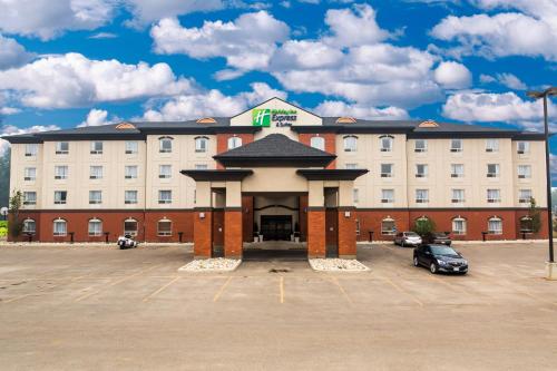 hotel z parkingiem przed nim w obiekcie Holiday Inn Express Hotel & Suites - Slave Lake, an IHG Hotel w mieście Slave Lake