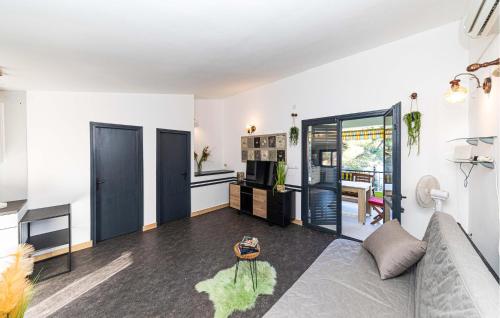 Gorgeous Apartment In Okrug Gornji With Wifi