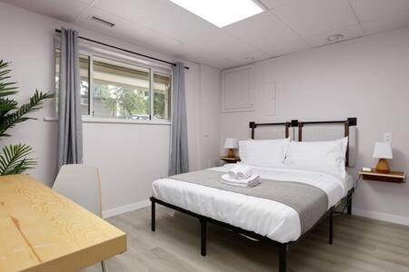 Katil atau katil-katil dalam bilik di Hot tub 2 BR beautiful seconary suite