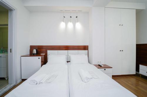 ein Schlafzimmer mit einem großen weißen Bett mit weißer Bettwäsche in der Unterkunft Studio with balcony on Melikishvili, city center in Tbilisi City