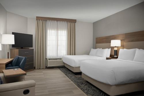 Habitación de hotel con 2 camas y TV en Candlewood Suites Alexandria - Fort Bevoir, an IHG Hotel, en Alexandria
