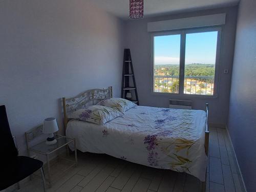 une chambre avec un lit et une grande fenêtre dans l'établissement Appartement 2 Chambres en Bord de Mer avec Vue, Proche Commerces - FR-1-323-325, à Saint-Jean-de-Monts