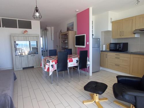 une cuisine avec une table et des chaises dans une pièce dans l'établissement Appartement 2 Chambres en Bord de Mer avec Vue, Proche Commerces - FR-1-323-325, à Saint-Jean-de-Monts