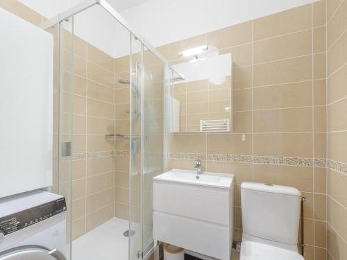 une salle de bain avec toilettes et douche en verre dans l'établissement Studio Rénové à Deux Pas du Vieux Port avec Ascenseur - Idéal Pour 2! - FR-1-535-53, à La Rochelle