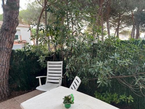 Appartement Rez-de-Chaussée, Terrasse, Proche Tennis, Parking, Animaux Acceptés, Capacité 5 Personnes - FR-1-749-42