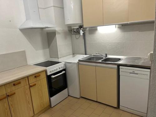 Il comprend une petite cuisine équipée d'une cuisinière et d'un évier. dans l'établissement Appartement Rez-de-Chaussée, Terrasse, Proche Tennis, Parking, Animaux Acceptés, Capacité 5 Personnes - FR-1-749-42, au Cap d'Agde