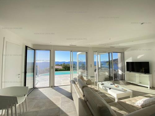 Photo de la galerie de l'établissement Villa moderne avec piscine et climatisation - FR-1-100-328, à Cavalaire-sur-Mer