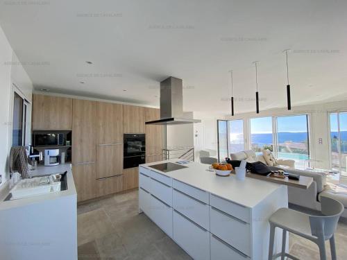 Photo de la galerie de l'établissement Villa moderne avec piscine et climatisation - FR-1-100-328, à Cavalaire-sur-Mer