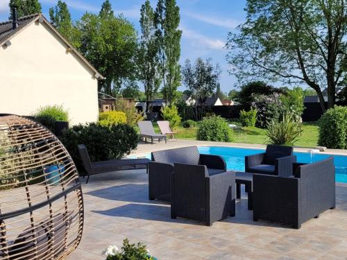 une terrasse meublée à côté d'une piscine dans l'établissement Longère rénovée avec piscine, spa et hammam aux portes de Chartres, pour 12 personnes - FR-1-581-128, à Bailleau-lʼÉvêque