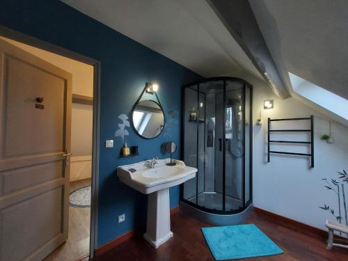 ein Bad mit einem Waschbecken und einer Dusche in der Unterkunft Gîte Bailleau-l'Évêque, 5 pièces, 12 personnes - FR-1-581-128 in Bailleau-lʼÉvêque