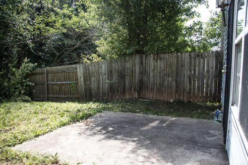 um quintal com uma cerca de madeira e uma entrada para a garagem em Luxury Townhome.5min from Airport. Best Price! em Atlanta