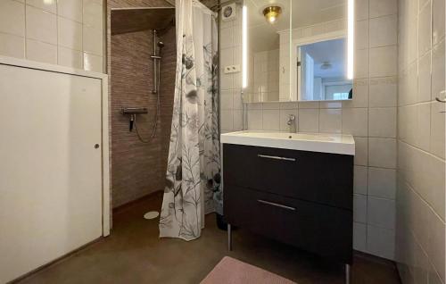 a bathroom with a sink and a shower at Amazing Home In Gislaved With 4 Bedrooms, Sauna And Wifi in Hornbetan