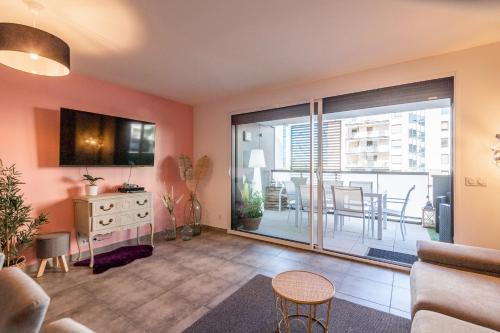 - un salon avec vue sur une salle à manger dans l'établissement AQUARELLES - Modern and spacious, à Annecy