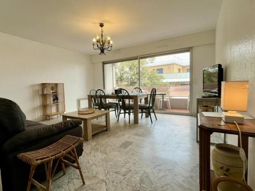 un salon avec un canapé et une table dans l'établissement Appartement 4 pièces avec parking, proche plage à Cavalaire - FR-1-226B-182, à Cavalaire-sur-Mer