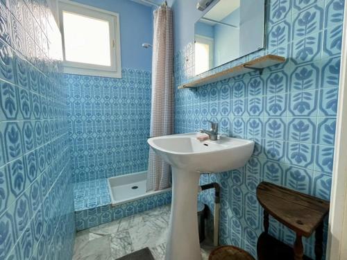 une salle de bain bleue avec un lavabo et un miroir dans l'établissement Appartement 4 pièces avec parking, proche plage à Cavalaire - FR-1-226B-182, à Cavalaire-sur-Mer