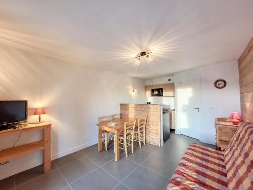 un salon avec une table et une cuisine dans l'établissement Studio confortable avec terrasse sud et retour ski - FR-1-275-206, à La Rosière