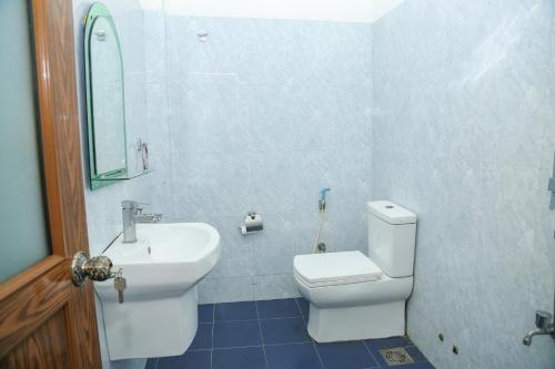 The Heavens Ocean Villa Talpe في تالبي: حمام مع مرحاض ومغسلة ومرآة
