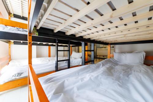 2 Etagenbetten in einem Schlafsaal in der Unterkunft Aoi home Nipponbashi in Osaka