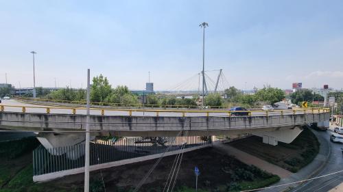 un puente sobre una autopista con coches. en Departamento Nuevo a 4 minutos del Aeropuerto, en Ciudad de México