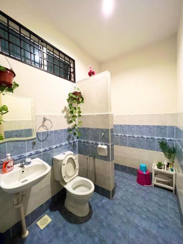 a bathroom with a toilet and a sink at RUMAH SANTAI in Sungai Petani