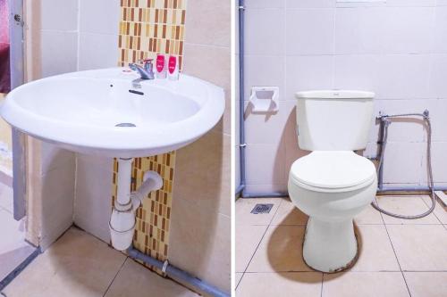 La salle de bains est pourvue de toilettes et d'un lavabo. dans l'établissement K T M HOTEL KLANG, à Klang