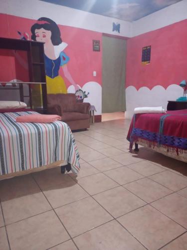 Habitación con 2 camas y una pintura en la pared. en Casa Zope, en Panajachel