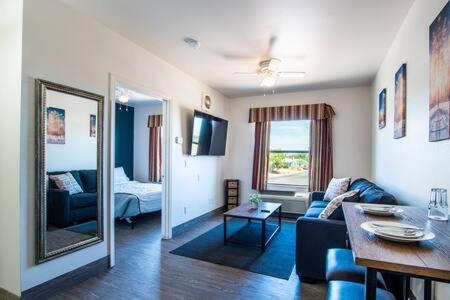 een woonkamer met een bank en een kamer met een bed bij Vistas 201- Modern Sierra Vista 1bd great location in Sierra Vista