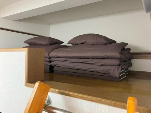 - un lit dans une chambre avec 2 oreillers dans l'établissement SAKURA Stay FUKUOKA2, à Fukuoka