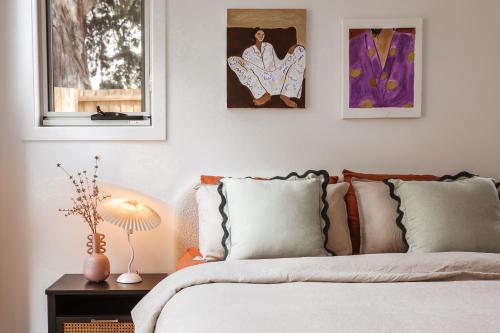 Llit o llits en una habitació de Architect Home with View in Central Hobart