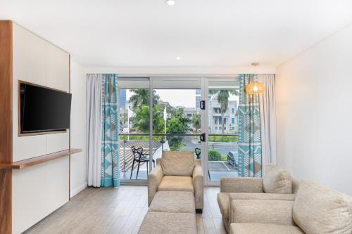 Μια τηλεόραση ή/και κέντρο ψυχαγωγίας στο Holiday Inn Suva by IHG