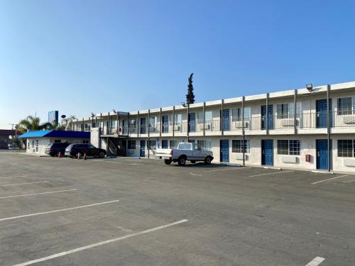 a parking lot in front of a large building at Motel 6-Delano, CA in Delano