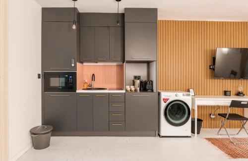 une cuisine avec un lave-linge et un lave-linge dans l'établissement Aux portes du Panier, à Marseille