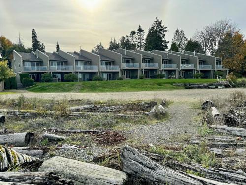 um grande edifício de apartamentos com muitas janelas em Beachfront Walkout Condo em Qualicum Beach