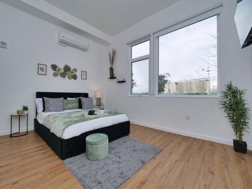 Tempat tidur dalam kamar di Brand New Luxury Studio Suite in Alameda- Free Parking & Rooftop Deck