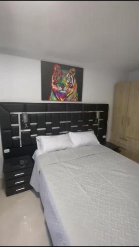 Een bed of bedden in een kamer bij Montesori habitaciones estrato 6 a una cuadra del CC campanario