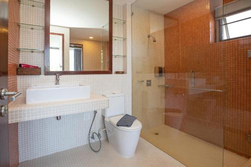 a bathroom with a toilet and a sink and a shower at Modern Comfort 3-Bedroom Villa Argent 9 in Ban Muang Mai