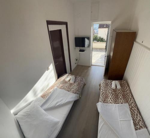 2 łóżka w małym pokoju z korytarzem w obiekcie Apartments Jasna - 300 m from sea w mieście Jelsa