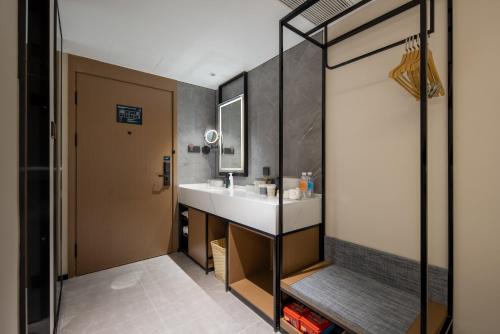 寧海的住宿－宁波宁海亚朵酒店，一间带水槽和镜子的浴室