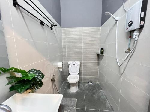 La petite salle de bains est pourvue de toilettes et d'un lavabo. dans l'établissement FunkyVila4 14PAX 4BR Near188Tower, ArtStreet, HTTA, à Kuantan