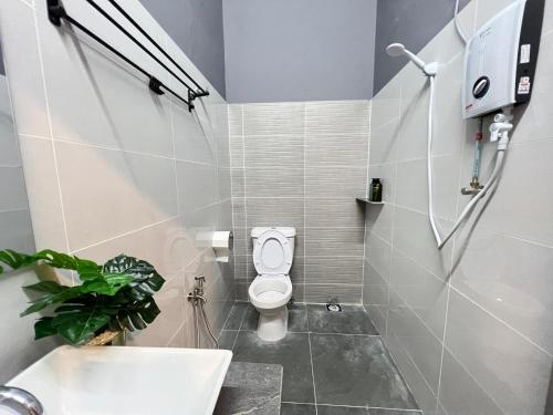 a small bathroom with a toilet and a sink at FunkyVila4 14PAX 4BR Near188Tower, ArtStreet, HTTA in Kuantan