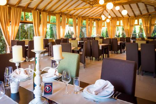 a dining room with tables and chairs in a restaurant at Hotel Danica in Vrnjačka Banja