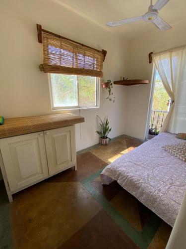 1 dormitorio con cama y ventana en Vive Huatulco, en Santa Cruz Huatulco
