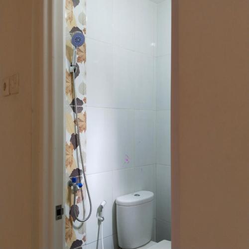 uma casa de banho com um chuveiro e um WC. em Villa keluarga sejahtera em Batu