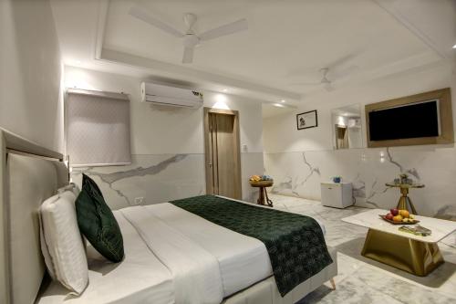 une chambre d'hôtel avec un lit et une télévision dans l'établissement Hotel International Inn by Star group - Near Delhi Airport, à New Delhi